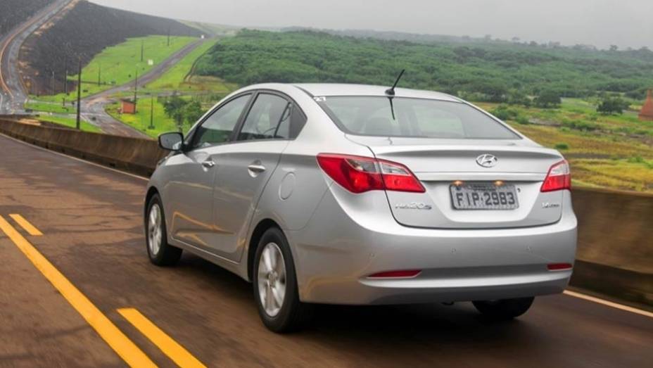 Salvo pelo porta-malas saliente, as linhas do HB20S lembram (muito) o hatch, inclusive no desenho das lanternas | <a href="https://preprod.quatrorodas.abril.com.br/noticias/fabricantes/hyundai-hb20-seda-chega-r-39-495-735145.shtml" rel="migration">Leia mais</a>