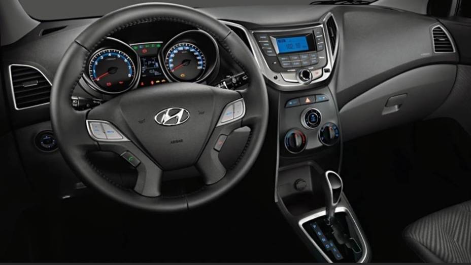 O interior &eacute; igual ao hatch, com ilumina&ccedil;&atilde;o azulada e bom acabamento | <a href="https://preprod.quatrorodas.abril.com.br/noticias/fabricantes/hyundai-hb20-seda-chega-r-39-495-735145.shtml" rel="migration">Leia mais</a>