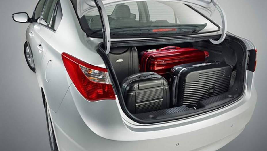 Porta-malas comporta 450 litros, ou 150 litros a mais que o hatch | <a href="https://preprod.quatrorodas.abril.com.br/noticias/fabricantes/hyundai-hb20-seda-chega-r-39-495-735145.shtml" rel="migration">Leia mais</a>
