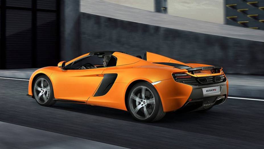 O carro tem uma vigia traseira de vidro que pode reduzir a turbul&ecirc;ncia gerada pelo vento quando a capota est&aacute; recolhida | <a href="https://preprod.quatrorodas.abril.com.br/noticias/saloes/genebra-2014/mclaren-revela-650s-spider-775286.shtml" rel="migration">Leia mais</a>