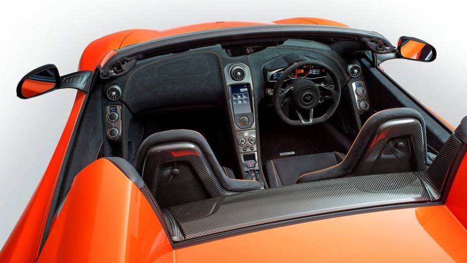 O interior conta com uso abundante de materiais como camurça e fibra de carbono | <a href="https://preprod.quatrorodas.abril.com.br/noticias/saloes/genebra-2014/mclaren-revela-650s-spider-775286.shtml" rel="migration">Leia mais</a>