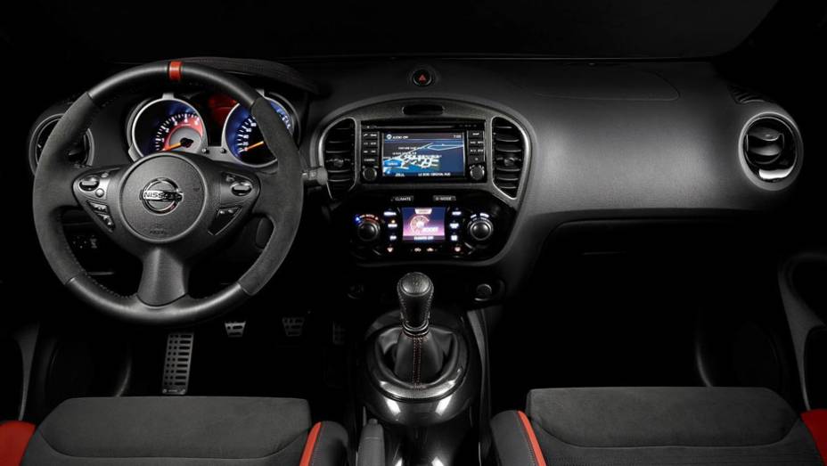 O interior tem bancos e volante revestidos em camur&ccedil;a; transmiss&atilde;o, s&oacute; manual de seis marchas | <a href="https://preprod.quatrorodas.abril.com.br/noticias/saloes/genebra-2014/nissan-renova-crossover-juke-775338.shtml" rel="migration">Leia mais</a>