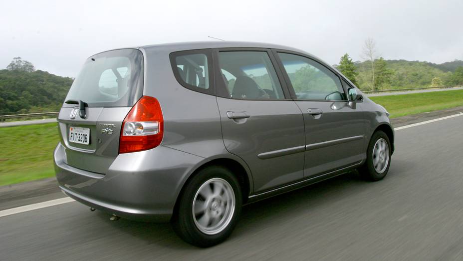 Fevereiro de 2005: chega ao mercado nacional a versão EX, com motor 1.5 VTEC de 105 cv. Em julho do mesmo ano, ganha um discreto "pingo" azul na letra "i" para identificação - as versões 1.4 tem o pingo na cor vermelha | <a href="%20https://quatrorodas.abril" rel="migration"></a>