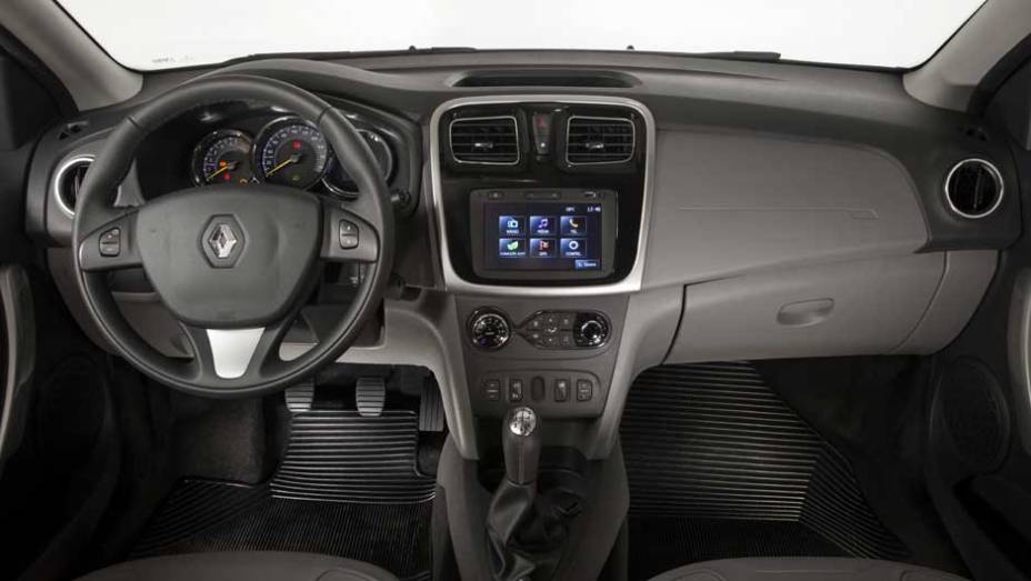 Mais agrad&aacute;vel, o interior tem acabamento mais esmerado... | <a href="https://preprod.quatrorodas.abril.com.br/carros/lancamentos/renault-logan-759221.shtml" rel="migration">Leia mais</a>