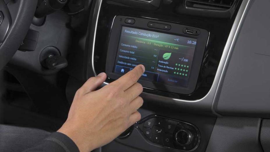 ... e ganhou itens como uma central multim&iacute;dia, opcional na vers&atilde;o Dynamique | <a href="https://preprod.quatrorodas.abril.com.br/carros/lancamentos/renault-logan-759221.shtml" rel="migration">Leia mais</a>