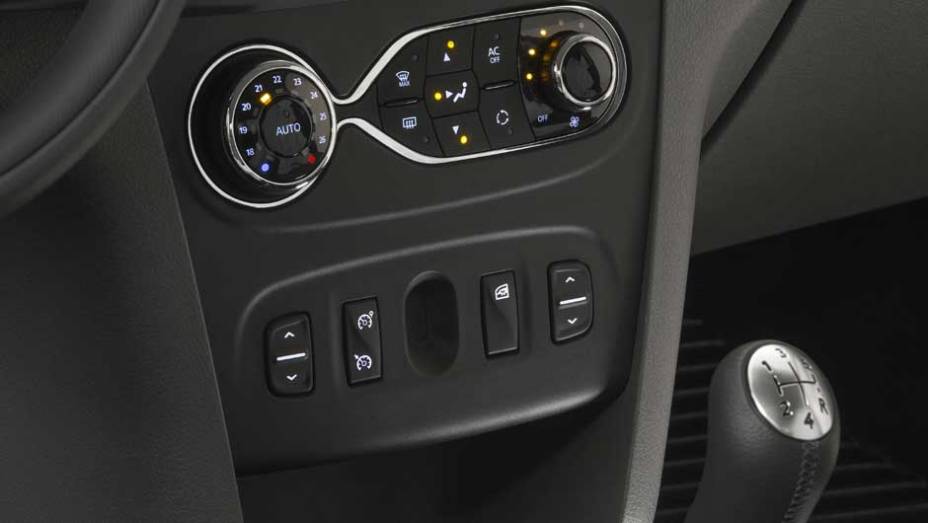 O ar-condicionado digital tamb&eacute;m &eacute; oferecido &agrave; parte na vers&atilde;o mais cara | <a href="https://preprod.quatrorodas.abril.com.br/carros/lancamentos/renault-logan-759221.shtml" rel="migration">Leia mais</a>