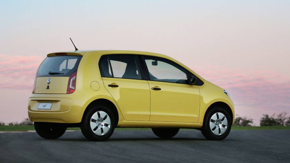 Com ma&ccedil;anetas e espelhos retrovisores de pl&aacute;stico preto e calotas aro 13, ele &eacute; a porta de entrada da linha | <a href="https://preprod.quatrorodas.abril.com.br/carros/lancamentos/volkswagen-up-772368.shtml" rel="migration">Leia mais</a>