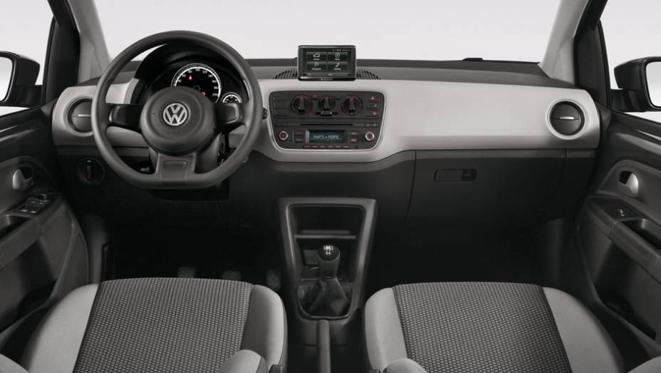 O interior do up! &eacute; simples, mas bem acabado em todas as vers&otilde;es - inclusive desde a mais b&aacute;sica; a tela multim&iacute;dia &eacute; do sistema Maps & More, vendido como opcional | <a href="https://preprod.quatrorodas.abril.com.br/carros/lancamentos/volkswagen-up-772368.shtml" rel="migration">L</a>