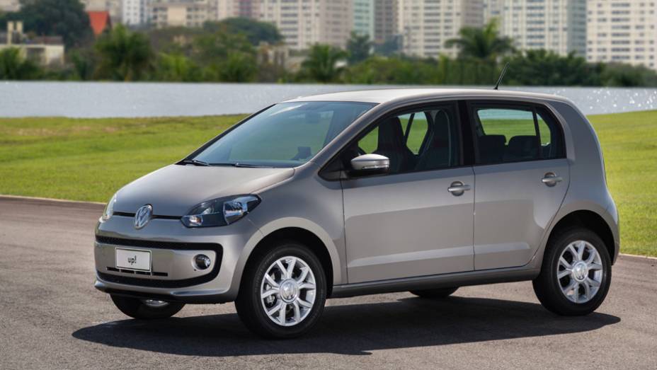 A terceira versão é a high up!, mais requintada e com ar esportivo, por R$ 34.990 | <a href="https://preprod.quatrorodas.abril.com.br/carros/lancamentos/volkswagen-up-772368.shtml" rel="migration">Leia mais</a>