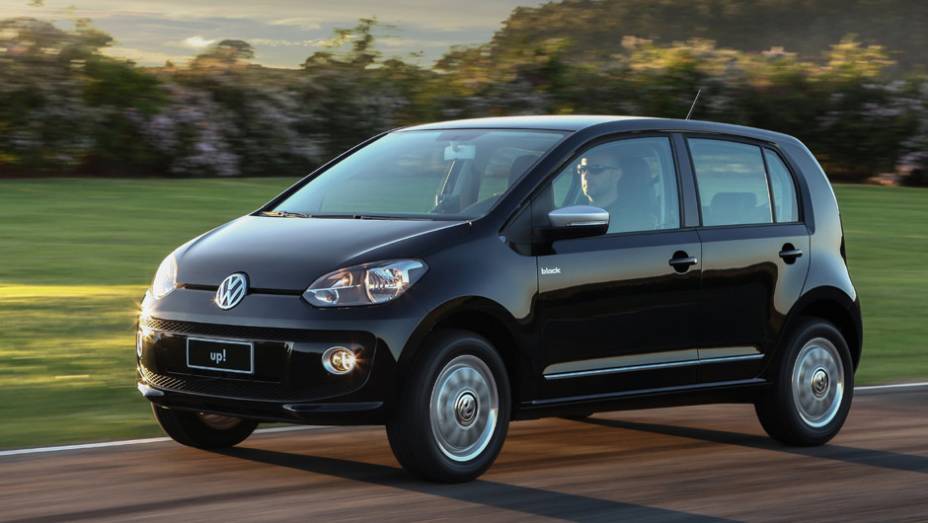 Eis a versão mais cara do up!, que a VW divide em três versões, disponível por R$ 39.390. A única diferença entre elas está apenas na cor, como indicam os nomes white, red e black; esta é a black up! | <a href="https://preprod.quatrorodas.abril.com.br/carros/lanca" rel="migration"></a>