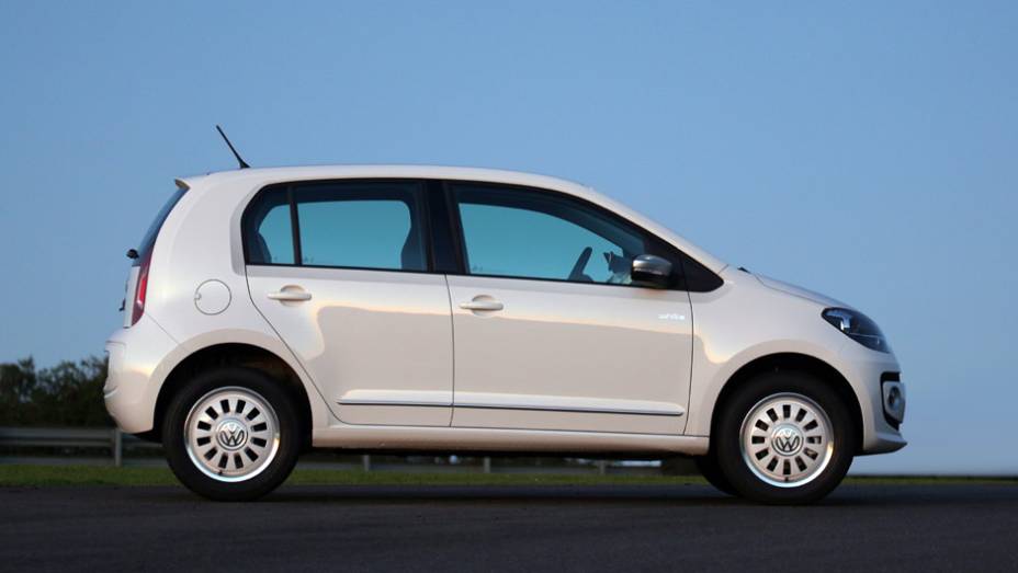 Este &eacute; o white up!, que traz as calotas centrais das rodas de liga leve Berlin na mesma cor da carroceria | <a href="https://preprod.quatrorodas.abril.com.br/carros/lancamentos/volkswagen-up-772368.shtml" rel="migration">Leia mais</a>