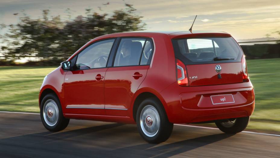 O red up! pode agradar os f&atilde;s de esportividade; note a tampa do porta-malas de a&ccedil;o em vez de vidro, como nos carros vendidos na Europa | <a href="https://preprod.quatrorodas.abril.com.br/carros/lancamentos/volkswagen-up-772368.shtml" rel="migration">Leia mais</a>