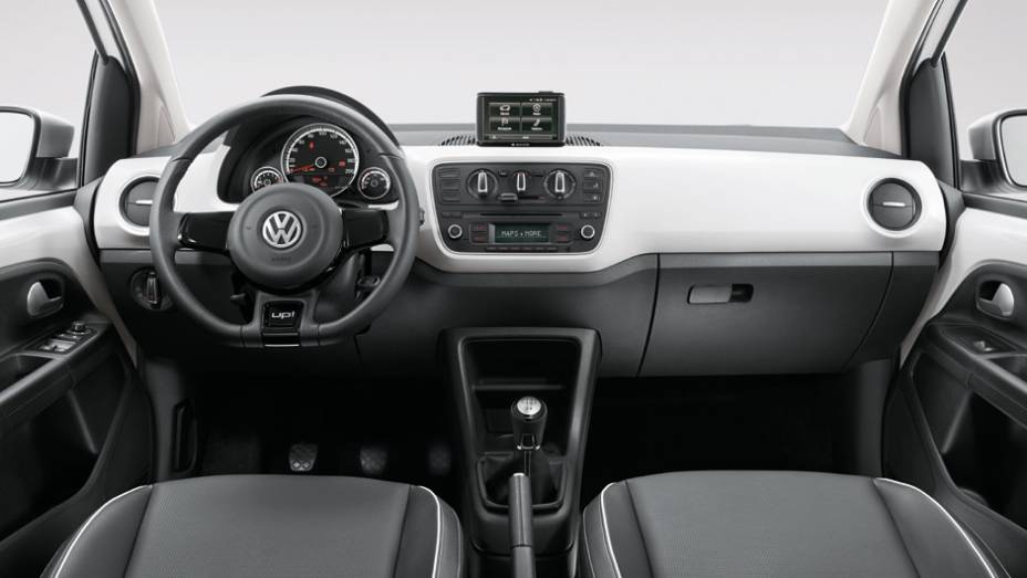 O interior tem apliques na mesma tonalidade do exterior e vários itens estéticos que deixam a cabine mais agradável de se ver | <a href="https://preprod.quatrorodas.abril.com.br/carros/lancamentos/volkswagen-up-772368.shtml" rel="migration">Leia mais</a>