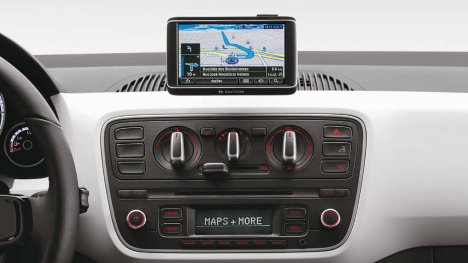 A tela do sistema multimídia Maps & More exibe informações de GPS, música e computador de bordo | <a href="https://preprod.quatrorodas.abril.com.br/carros/lancamentos/volkswagen-up-772368.shtml" rel="migration">Leia mais</a>