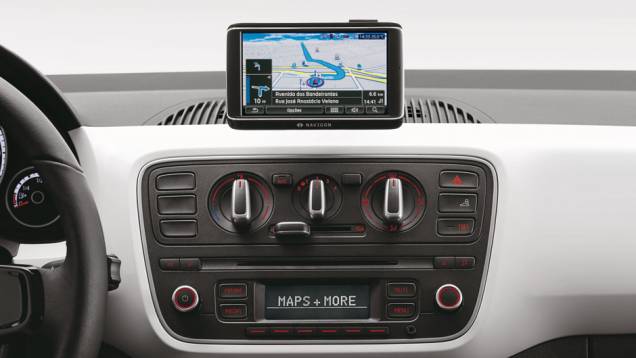 A tela do sistema multimídia Maps & More exibe informações de GPS, música e computador de bordo | <a href="https://preprod.quatrorodas.abril.com.br/carros/lancamentos/volkswagen-up-772368.shtml" rel="migration">Leia mais</a> A tela do sistema multimídia Maps & More exibe informações de GPS, música e computador de bordo | <a href="https://preprod.quatrorodas.abril.com.br/carros/lancamentos/volkswagen-up-772368.shtml" rel="migration">Leia mais</a>