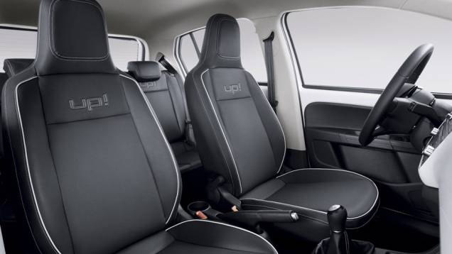 Os bancos da versão mais recheada são revestidos de couro sintético | <a href="https://preprod.quatrorodas.abril.com.br/carros/lancamentos/volkswagen-up-772368.shtml" rel="migration">Leia mais</a> Os bancos da versão mais recheada são revestidos de couro sintético | <a href="https://preprod.quatrorodas.abril.com.br/carros/lancamentos/volkswagen-up-772368.shtml" rel="migration">Leia mais</a>
