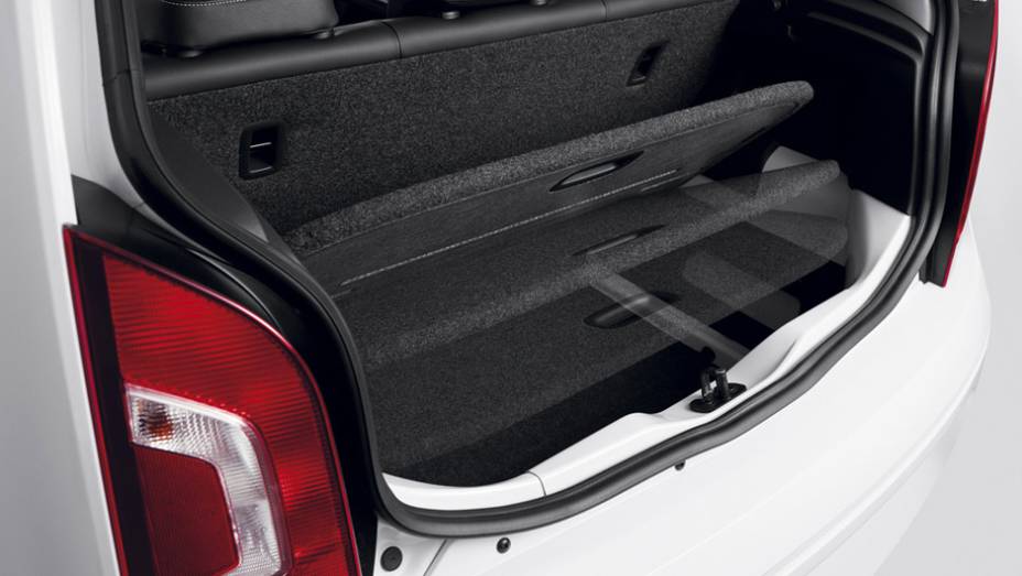 Diminuto, o porta-malas traz uma bandeja porta-objetos debaixo do assoalho | <a href="https://preprod.quatrorodas.abril.com.br/carros/lancamentos/volkswagen-up-772368.shtml" rel="migration">Leia mais</a>