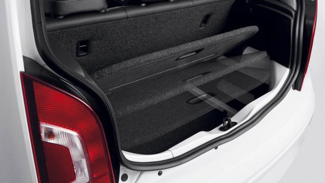 Diminuto, o porta-malas traz uma bandeja porta-objetos debaixo do assoalho | <a href="https://preprod.quatrorodas.abril.com.br/carros/lancamentos/volkswagen-up-772368.shtml" rel="migration">Leia mais</a> Diminuto, o porta-malas traz uma bandeja porta-objetos debaixo do assoalho | <a href="https://preprod.quatrorodas.abril.com.br/carros/lancamentos/volkswagen-up-772368.shtml" rel="migration">Leia mais</a>