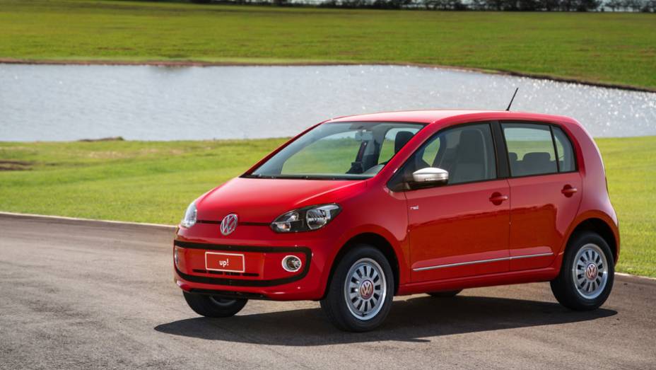 O VW up!, em sua versão de quatro portas, parte de R$ 28.900 e chega a R$ 39.390 | <a href="https://preprod.quatrorodas.abril.com.br/carros/lancamentos/volkswagen-up-772368.shtml" rel="migration">Leia mais</a>