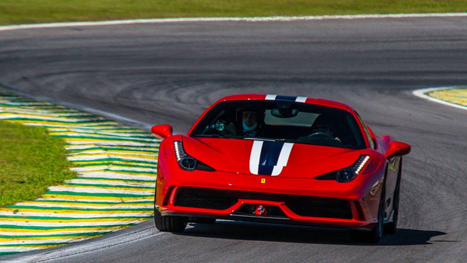 Versão (ainda mais) esportiva da 458 Italia, a 458 Speciale já está no Brasil | <a href="https://preprod.quatrorodas.abril.com.br/noticias/fabricantes/ferrari-traz-458-speciale-brasil-785214.shtml" rel="migration">Leia mais</a>