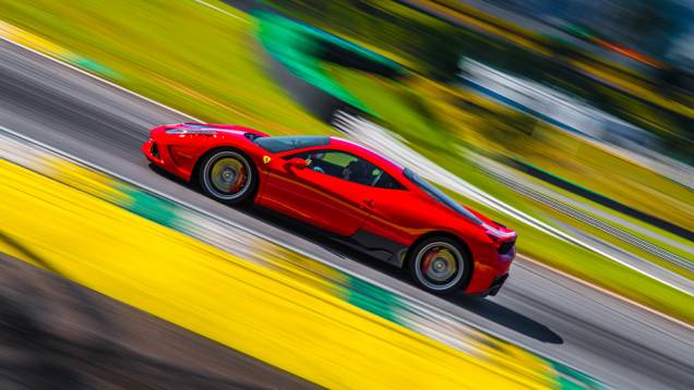 Recheada de novos itens aerodinâmicos e alterações mecânicas, ela chega aos 325 km/h | <a href="https://preprod.quatrorodas.abril.com.br/noticias/fabricantes/ferrari-traz-458-speciale-brasil-785214.shtml" rel="migration">Leia mais</a> Recheada de novos itens aerodinâmicos e alterações mecânicas, ela chega aos 325 km/h | <a href="https://preprod.quatrorodas.abril.com.br/noticias/fabricantes/ferrari-traz-458-speciale-brasil-785214.shtml" rel="migration">Leia mais</a>