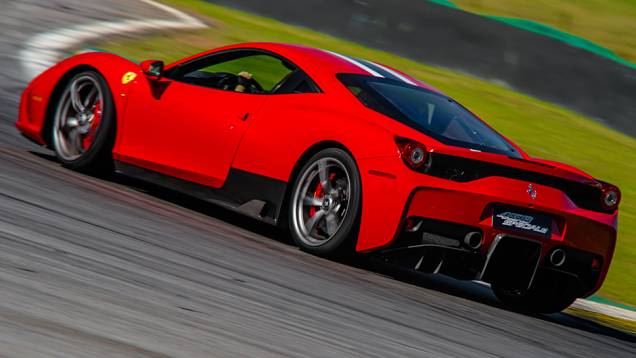Na traseira, o extrator foi redesenhado para melhorar o fluxo de ar | <a href="https://preprod.quatrorodas.abril.com.br/noticias/fabricantes/ferrari-traz-458-speciale-brasil-785214.shtml" rel="migration">Leia mais</a> Na traseira, o extrator foi redesenhado para melhorar o fluxo de ar | <a href="https://preprod.quatrorodas.abril.com.br/noticias/fabricantes/ferrari-traz-458-speciale-brasil-785214.shtml" rel="migration">Leia mais</a>