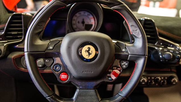 Partida por botão e seletor giratório dos modos de condução fazem o motorista se sentir em um carro de F-1 | <a href="https://preprod.quatrorodas.abril.com.br/noticias/fabricantes/ferrari-traz-458-speciale-brasil-785214.shtml" rel="migration">Leia mais</a> Partida por botão e seletor giratório dos modos de condução fazem o motorista se sentir em um carro de F-1 | <a href="https://preprod.quatrorodas.abril.com.br/noticias/fabricantes/ferrari-traz-458-speciale-brasil-785214.shtml" rel="migration">Leia mais</a>