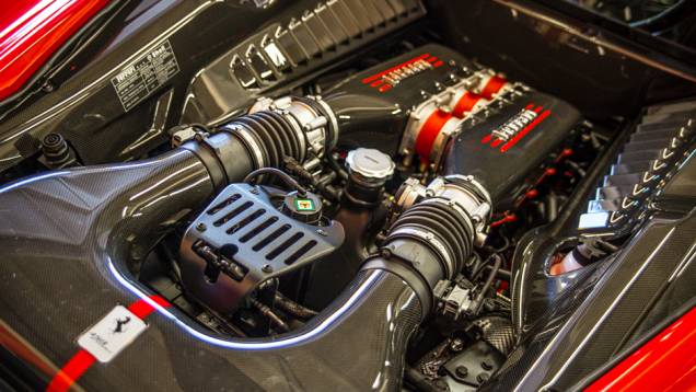 O motor 4.5 V8 recebeu várias mudanças para render 605 cv, um incremento de 35 cv frente a 458 Italia | <a href="https://preprod.quatrorodas.abril.com.br/noticias/fabricantes/ferrari-traz-458-speciale-brasil-785214.shtml" rel="migration">Leia mais</a> O motor 4.5 V8 recebeu várias mudanças para render 605 cv, um incremento de 35 cv frente a 458 Italia | <a href="https://preprod.quatrorodas.abril.com.br/noticias/fabricantes/ferrari-traz-458-speciale-brasil-785214.shtml" rel="migration">Leia mais</a>