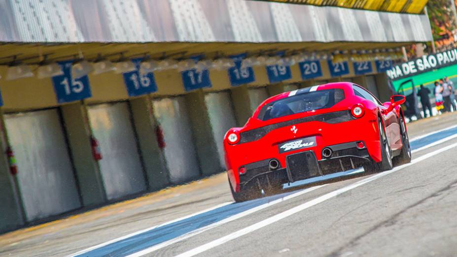 A 458 Speciale pode ser encomendada pela módica quantia de R$ 2,3 milhões | <a href="https://preprod.quatrorodas.abril.com.br/noticias/fabricantes/ferrari-traz-458-speciale-brasil-785214.shtml" rel="migration">Leia mais</a>