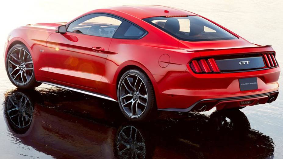 A traseira tem as tradicionais lanternas divididas em três partes | <a href="https://preprod.quatrorodas.abril.com.br/carros/lancamentos/ford-mustang-2015-762332.shtml" rel="migration">Leia mais</a>