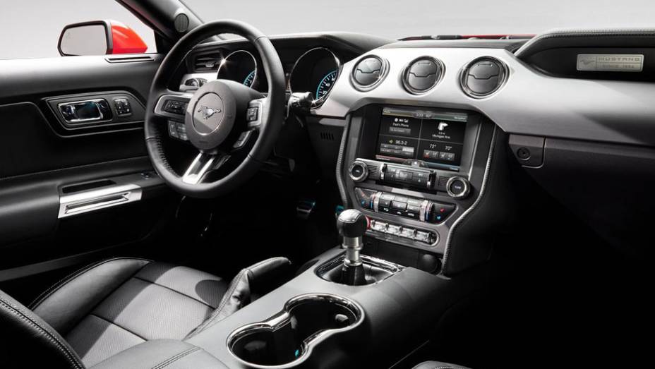 Bastante parecido com o do seu antecessor, o interior está mais aconchegante | <a href="https://preprod.quatrorodas.abril.com.br/carros/lancamentos/ford-mustang-2015-762332.shtml" rel="migration">Leia mais</a>