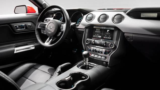 Bastante parecido com o do seu antecessor, o interior está mais aconchegante | <a href="https://preprod.quatrorodas.abril.com.br/carros/lancamentos/ford-mustang-2015-762332.shtml" rel="migration">Leia mais</a> Bastante parecido com o do seu antecessor, o interior está mais aconchegante | <a href="https://preprod.quatrorodas.abril.com.br/carros/lancamentos/ford-mustang-2015-762332.shtml" rel="migration">Leia mais</a>