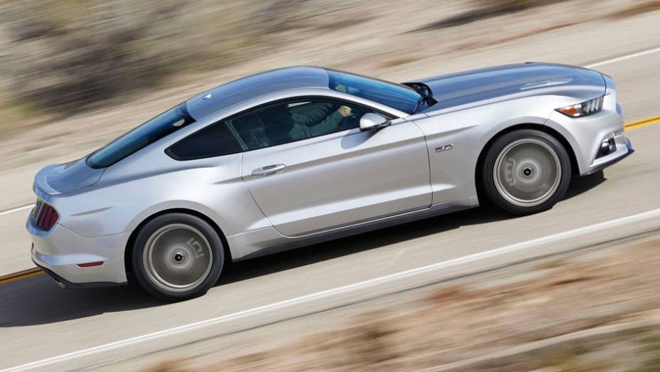 O para-brisa mais inclinado deixou o Mustang mais esportivo | <a href="https://preprod.quatrorodas.abril.com.br/carros/lancamentos/ford-mustang-2015-762332.shtml" rel="migration">Leia mais</a>