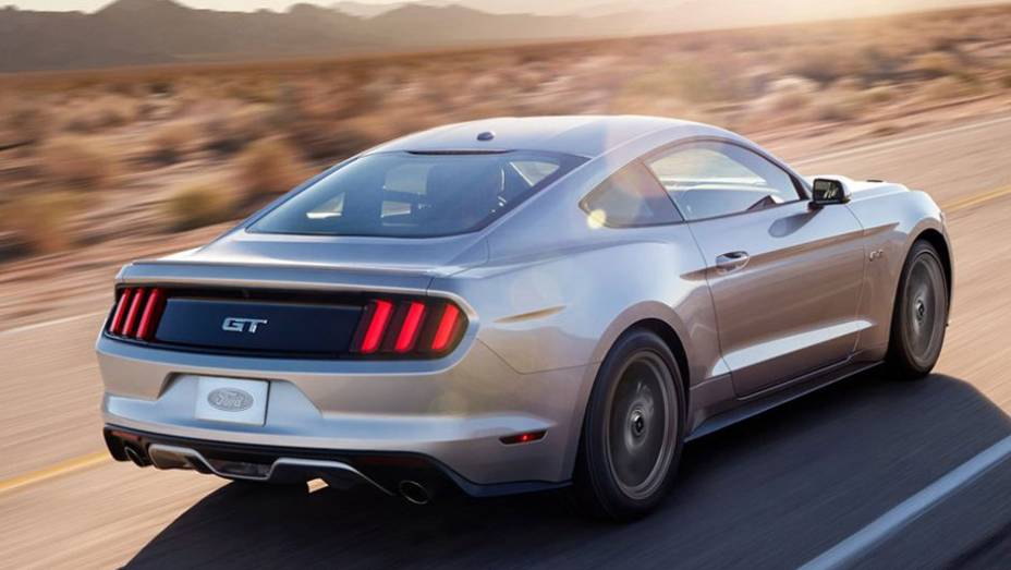 Nada de oval azul: nos logotipos, o Mustang não tem qualquer referência visual à marca Ford | <a href="https://preprod.quatrorodas.abril.com.br/carros/lancamentos/ford-mustang-2015-762332.shtml" rel="migration">Leia mais</a>