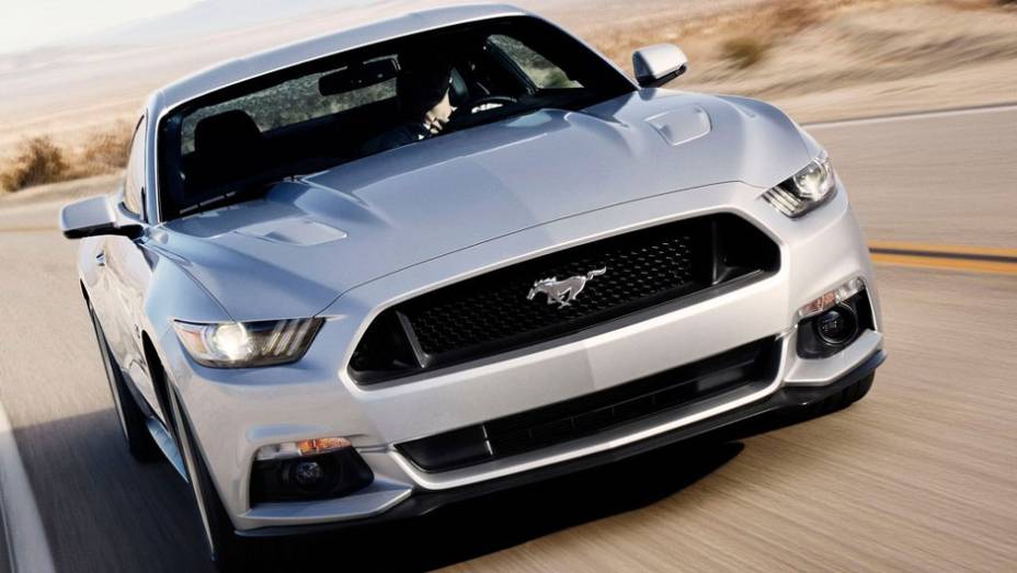 O capô ganhou vincos e os para-lamas foram alargados | <a href="https://preprod.quatrorodas.abril.com.br/carros/lancamentos/ford-mustang-2015-762332.shtml" rel="migration">Leia mais</a>