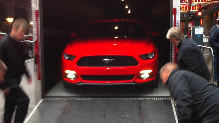A Ford apresentou nesta quinta-feira, 5 de dezembro, o novo Mustang simultaneamente em cinco lugares do mundo; QUATRO RODAS acompanhou a revelação na Times Square, em Nova York (EUA) | <a href="https://preprod.quatrorodas.abril.com.br/carros/lancamentos/ford-musta" rel="migration"></a>
