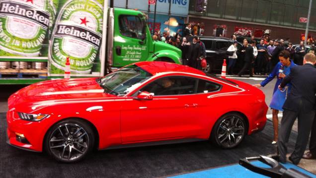 Mais esguio, o esportivo incorpora a nova identidade visual da Ford, especialmente no visual frontal | <a href="https://preprod.quatrorodas.abril.com.br/carros/lancamentos/ford-mustang-2015-762332.shtml" rel="migration">Leia mais</a> Mais esguio, o esportivo incorpora a nova identidade visual da Ford, especialmente no visual frontal | <a href="https://preprod.quatrorodas.abril.com.br/carros/lancamentos/ford-mustang-2015-762332.shtml" rel="migration">Leia mais</a>