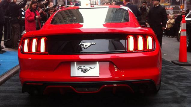 Atrás, as lanternas divididas em três seções, marca registrada do carro | <a href="https://preprod.quatrorodas.abril.com.br/carros/lancamentos/ford-mustang-2015-762332.shtml" rel="migration">Leia mais</a> Atrás, as lanternas divididas em três seções, marca registrada do carro | <a href="https://preprod.quatrorodas.abril.com.br/carros/lancamentos/ford-mustang-2015-762332.shtml" rel="migration">Leia mais</a>