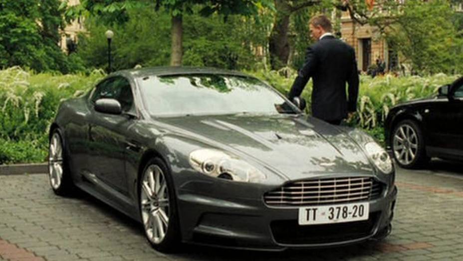 2006: Mas, como não poderia faltar, algumas das cenas mais eletrizantes são feitas com um Aston Martin, o DBS V12. | <a href="%20https://preprod.quatrorodas.abril.com.br/blogs/planeta-carro/2012/11/07/licenca-para-acelerar/" rel="migration">Leia mais</a>