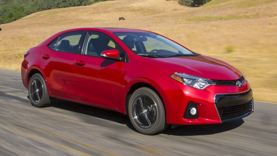 No lugar das linhas comportadas surge um sedã esportivo, com perfil mais atual | <a href="https://preprod.quatrorodas.abril.com.br/noticias/fabricantes/toyota-mostra-novo-corolla-743409.shtml" rel="migration">Leia mais</a> | <a href="https://preprod.quatrorodas.abril.com.br/galerias/toyot" rel="migration"></a>