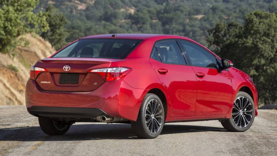 A traseira agrada tanto quanto a parte frontal, com lanternas ousadas | <a href="https://preprod.quatrorodas.abril.com.br/noticias/fabricantes/toyota-mostra-novo-corolla-743409.shtml" rel="migration">Leia mais</a> | <a href="https://preprod.quatrorodas.abril.com.br/galerias/toyota/corolla" rel="migration"></a>