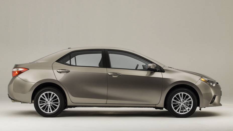 Vincos marcantes e linha de cintura levemente ascendente na lateral | <a href="https://preprod.quatrorodas.abril.com.br/noticias/fabricantes/toyota-mostra-novo-corolla-743409.shtml" rel="migration">Leia mais</a> | <a href="https://preprod.quatrorodas.abril.com.br/galerias/toyota/corolla-v" rel="migration"></a>