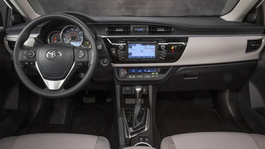 O interior ganhou requinte e modernidade com materiais mais nobres e mais tecnologia | <a href="https://preprod.quatrorodas.abril.com.br/noticias/fabricantes/toyota-mostra-novo-corolla-743409.shtml" rel="migration">Leia mais</a> | <a href="https://preprod.quatrorodas.abril.com.br/galerias" rel="migration"></a>
