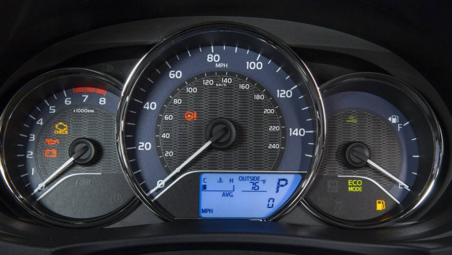 O painel de instrumentos não é digital, mas consegue dar um toque atual à cabine | <a href="https://preprod.quatrorodas.abril.com.br/noticias/fabricantes/toyota-mostra-novo-corolla-743409.shtml" rel="migration">Leia mais</a> | <a href="https://preprod.quatrorodas.abril.com.br/galerias/toy" rel="migration"></a>