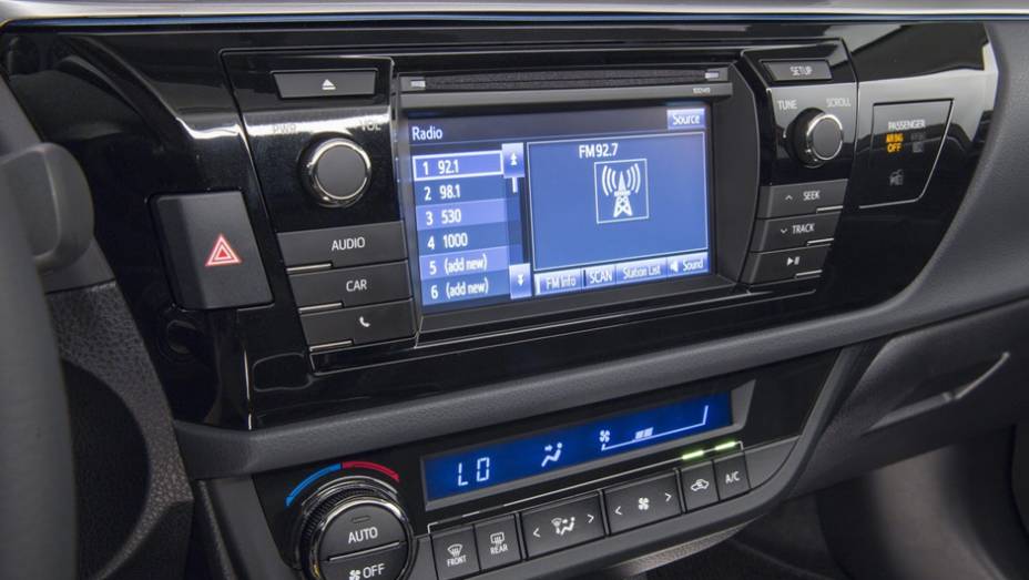 Central multimídia com tela sensível ao toque? Sim, o Corolla tem | <a href="https://preprod.quatrorodas.abril.com.br/noticias/fabricantes/toyota-mostra-novo-corolla-743409.shtml" rel="migration">Leia mais</a> | <a href="https://preprod.quatrorodas.abril.com.br/galerias/toyota/corolla-ver" rel="migration"></a>