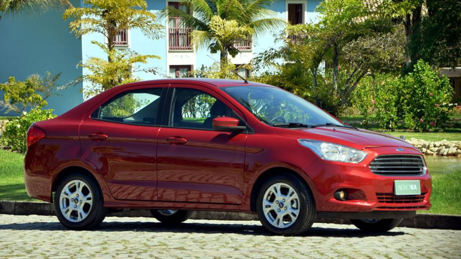 O Ka+ (sedã) terá sempre grade prata ou cromada e com filetes | <a href="https://preprod.quatrorodas.abril.com.br/carros/lancamentos/ford-ka-794793.shtml" rel="migration">Leia mais</a>