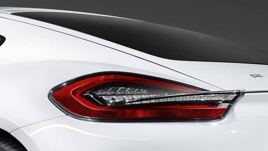 Detalhe das lanternas escurecidas; os faróis também tem lentes fumês | <a href="https://preprod.quatrorodas.abril.com.br/noticias/fabricantes/porsche-cayman-s-ganha-personalizacao-fabrica-894381.shtml" rel="migration">Leia mais</a>