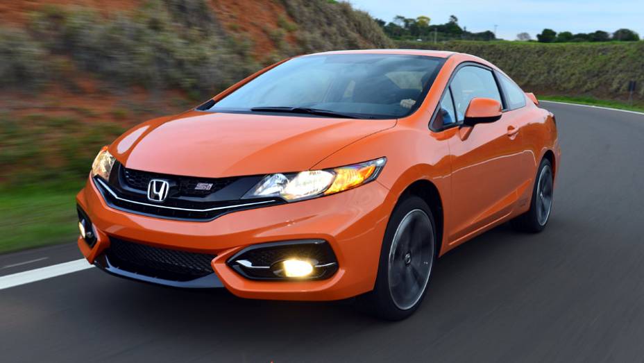 O aclamado Civic Si está de volta ao Brasil, desta vez importado do Canadá e somente na versão cupê | <a href="https://preprod.quatrorodas.abril.com.br/carros/lancamentos/honda-civic-si-805295.shtml" rel="migration">Leia mais</a>