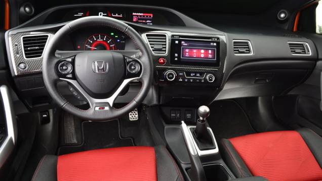 O interior lembra bastante o Civic sedã, mas traz acabamento exclusivo, com direito a detalhes em vermelho | <a href="https://preprod.quatrorodas.abril.com.br/carros/lancamentos/honda-civic-si-805295.shtml" rel="migration">Leia mais</a> O interior lembra bastante o Civic sedã, mas traz acabamento exclusivo, com direito a detalhes em vermelho | <a href="https://preprod.quatrorodas.abril.com.br/carros/lancamentos/honda-civic-si-805295.shtml" rel="migration">Leia mais</a>