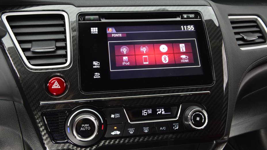 O console central tem apliques imitando fibra de carbono | <a href="https://preprod.quatrorodas.abril.com.br/carros/lancamentos/honda-civic-si-805295.shtml" rel="migration">Leia mais</a>